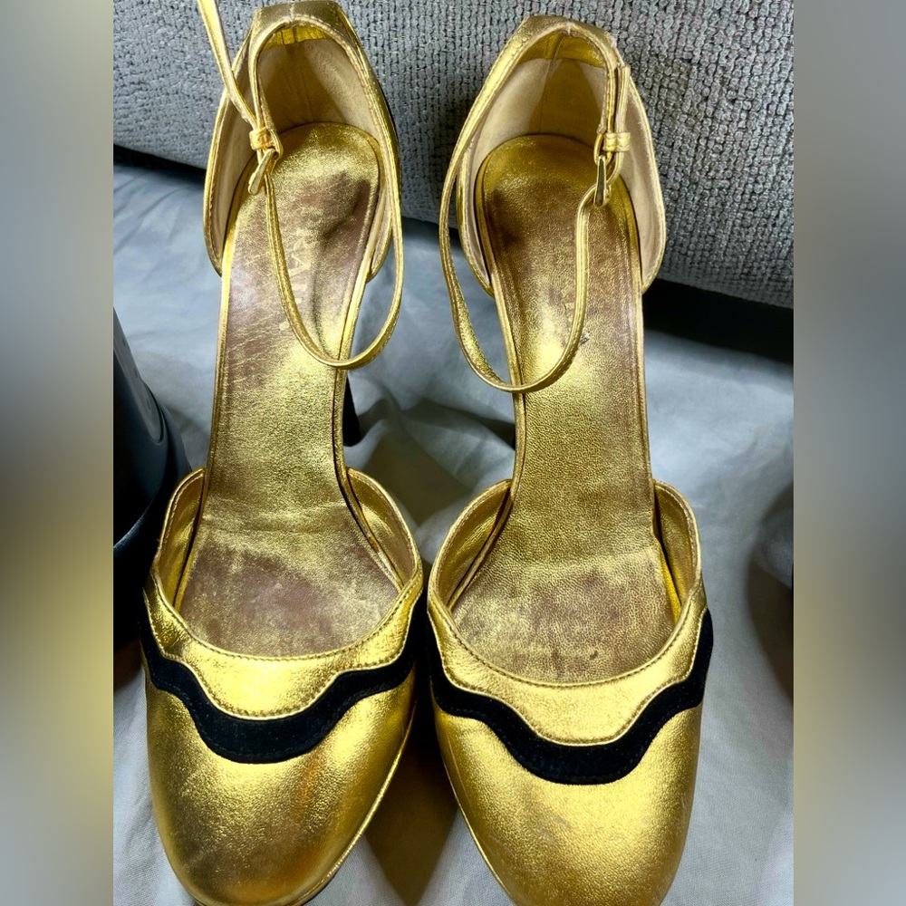 Prada 2008 Gold and Black Heels - Picture 5 of 8
